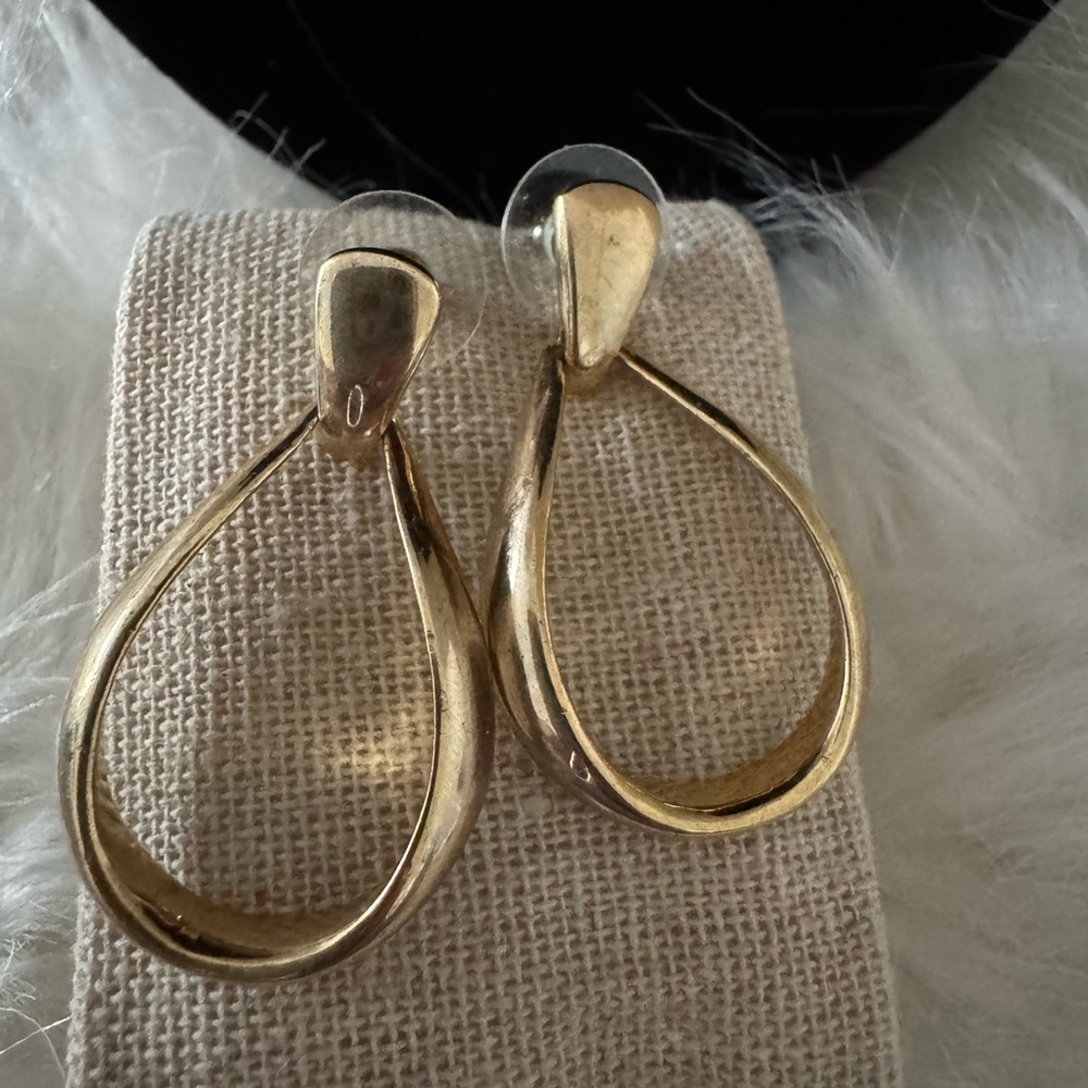 Elegant Gold Teardrop Earrings 🎁